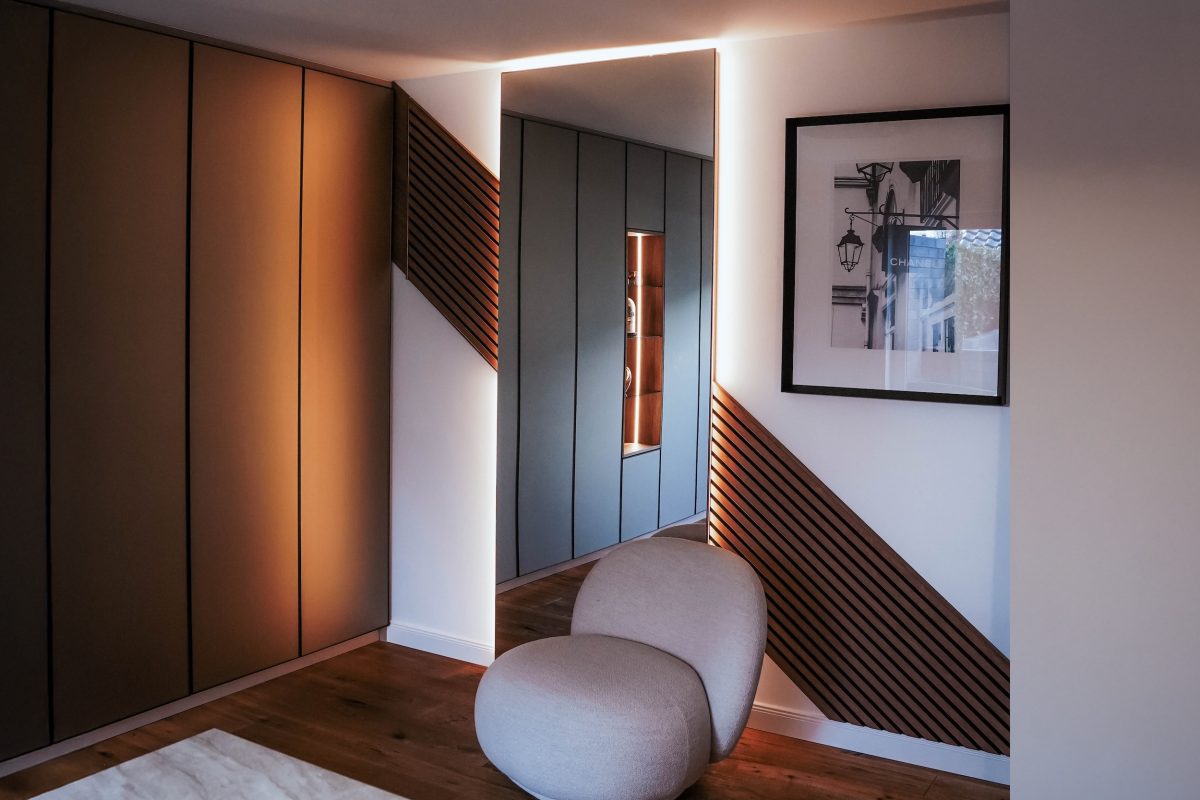 Ankleidezimmer Badezimmer Glasfronten Bronze Korpus Mandelbeige Vitrinenschrank Fußleisten LED