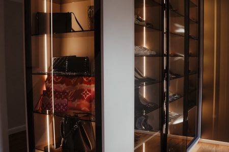 Ankleide mit Glasfronten und Alurahmen