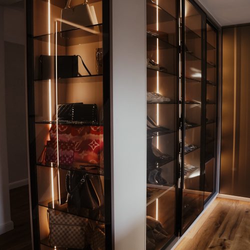 Ankleide mit Glasfronten und Alurahmen