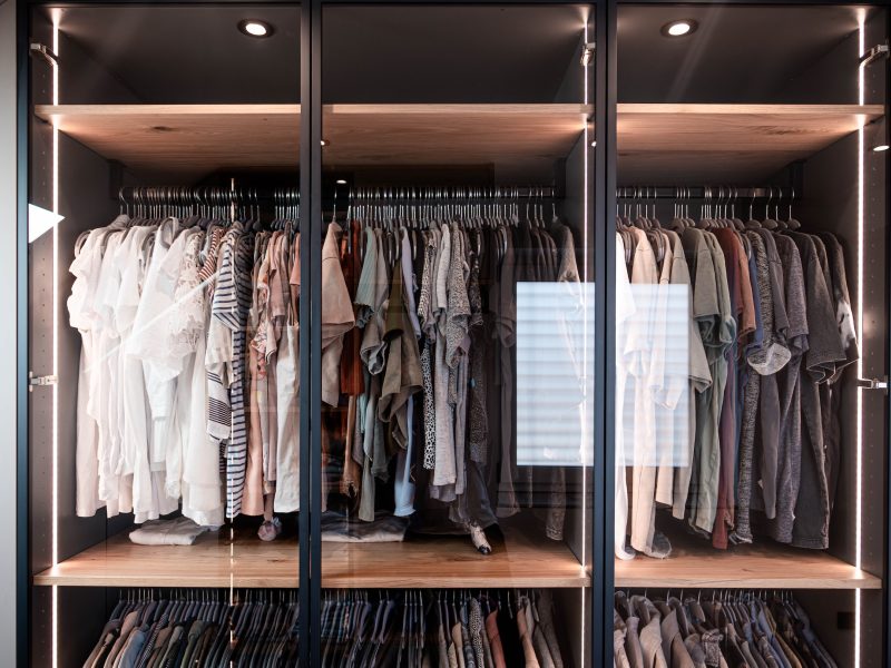Ankleidezimmer_Nahaufnahme_Glastüren_mit_Alurahmen_schwarz_Die_Schrankhelden Ankleidezimmer mit Glastüren und Alurahmen in schwarz