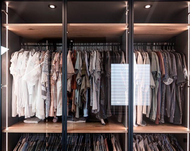 Ankleidezimmer mit Glastüren und Alurahmen in schwarz