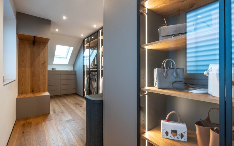 Ankleidezimmer_Stimmung_Glastüren_mit_Alurahmen_schwarz_Die_Schrankhelden Ankleidezimmer mit Glastüren und Alurahmen in schwarz