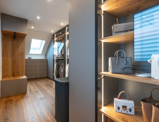 Ankleidezimmer mit Glastüren und Alurahmen in schwarz