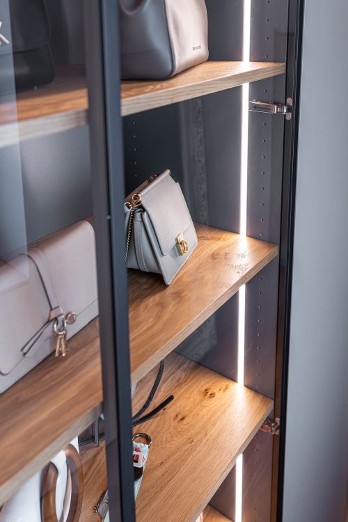 Ankleidezimmer mit Glastüren und LED Beleuchtung