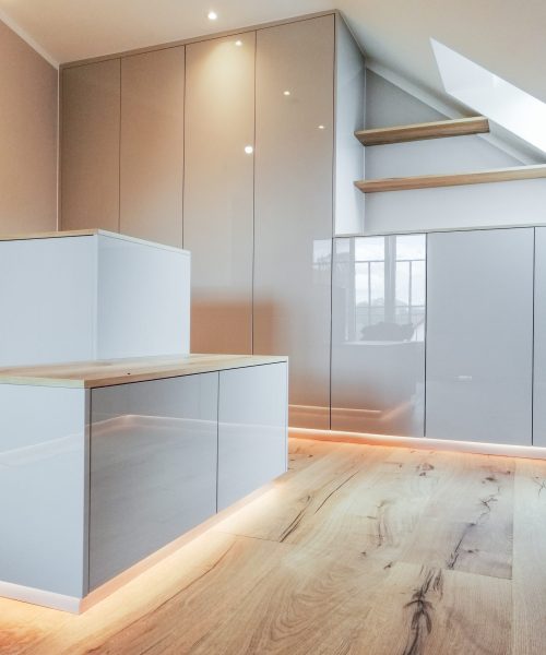 Dachschrägenschrank grau glänzend