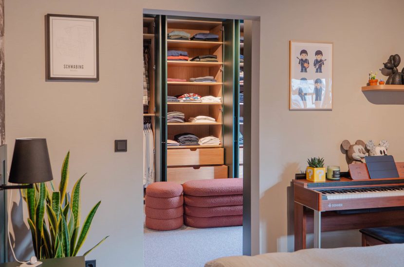 Begehbares Ankleidesystem in Tannengrün