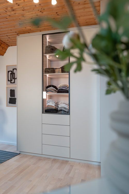 Ankleidezimmer hellbeige Glastüren Alurahmen schwarz Frontalansicht Ankleidezimmer in hellbeige mit Glastüren mit Alurahmen in schwarz