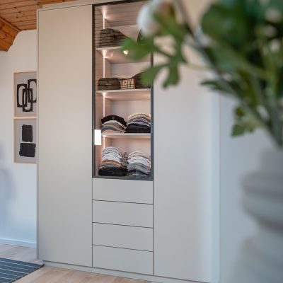 Ankleidezimmer in hellbeige mit Glastüren mit Alurahmen in schwarz