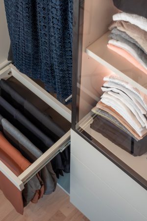 Ankleidezimmer in hellbeige mit Glastüren und ausziehbarem Hosenauszug