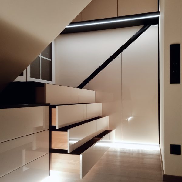 Ankleidezimmer weiß Hochglanz mit Dachschrägenschrank LED-Fussleiste