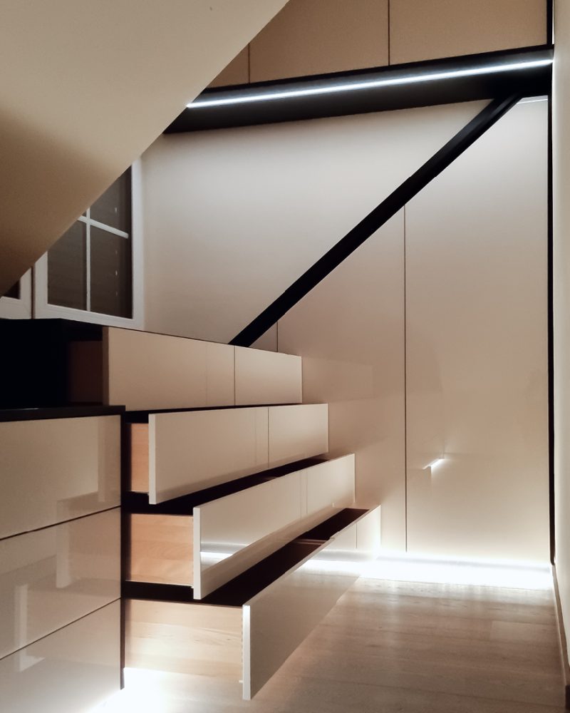 Ankleidezimmer weiß Hochglanz mit Dachschrägenschrank LED-Fussleiste