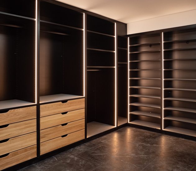 Offenes Ankleidezimmer schwarz mit Holzschubladen