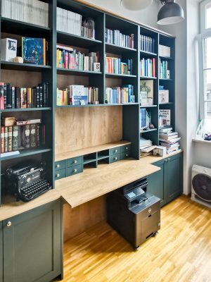Arbeitszimmerschrank grün mit offenen Regalen