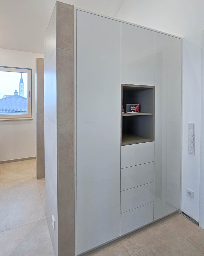 Maßgefertigter Badezimmerschrank in Weiß mit offener Nische und integriertem Stauraum