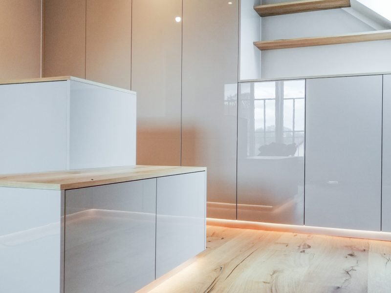 Eleganter Ankleideschrank in weiß Hochglanz