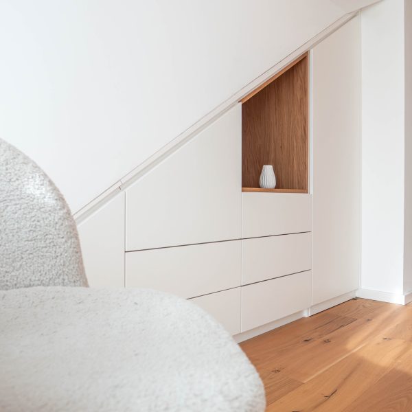 Begehbarer Dachschrägenschrank matt weiss Inlay Eiche