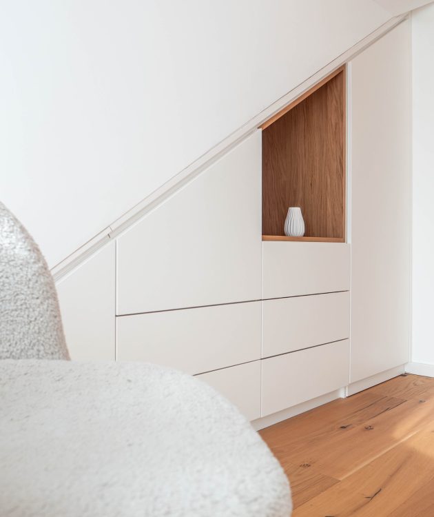 Begehbarer Dachschrägenschrank matt weiss Inlay Eiche