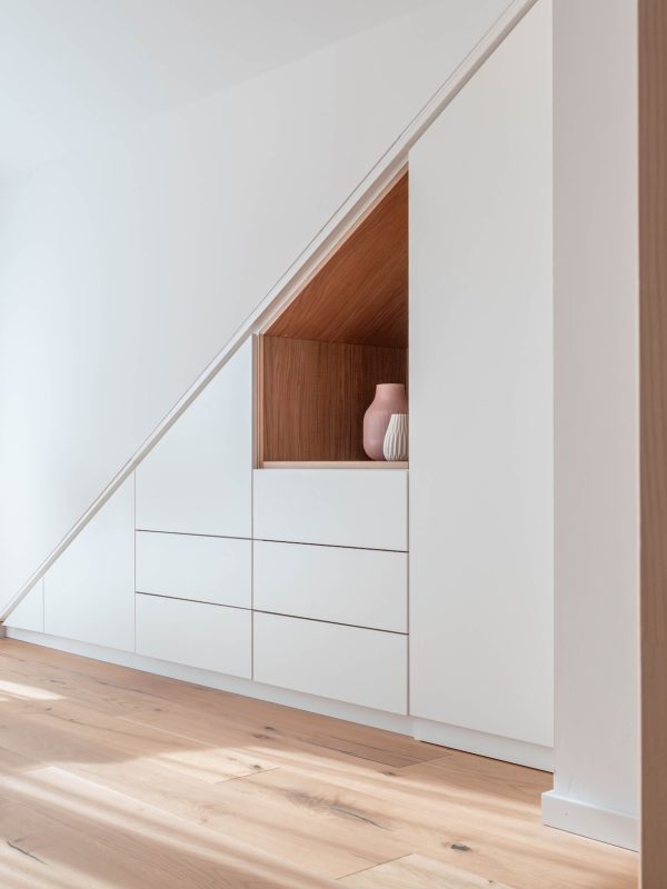 Begehbarer Dachschrägenschrank matt weiss Inlay Eiche LED Bewegungsmelder