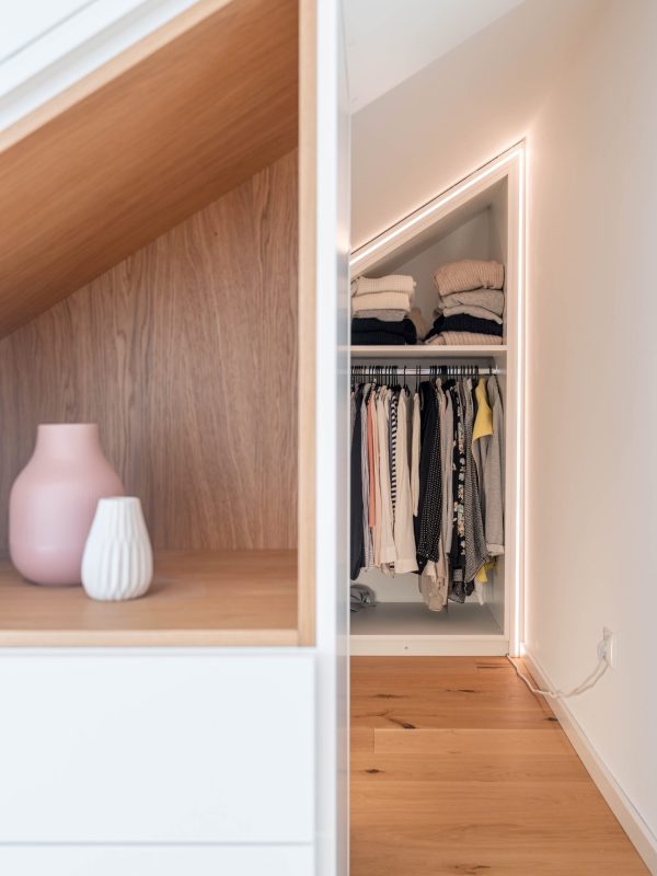 Begehbarer Dachschrägenschrank matt weiss Inlay Eiche LED geöffnete Fronten