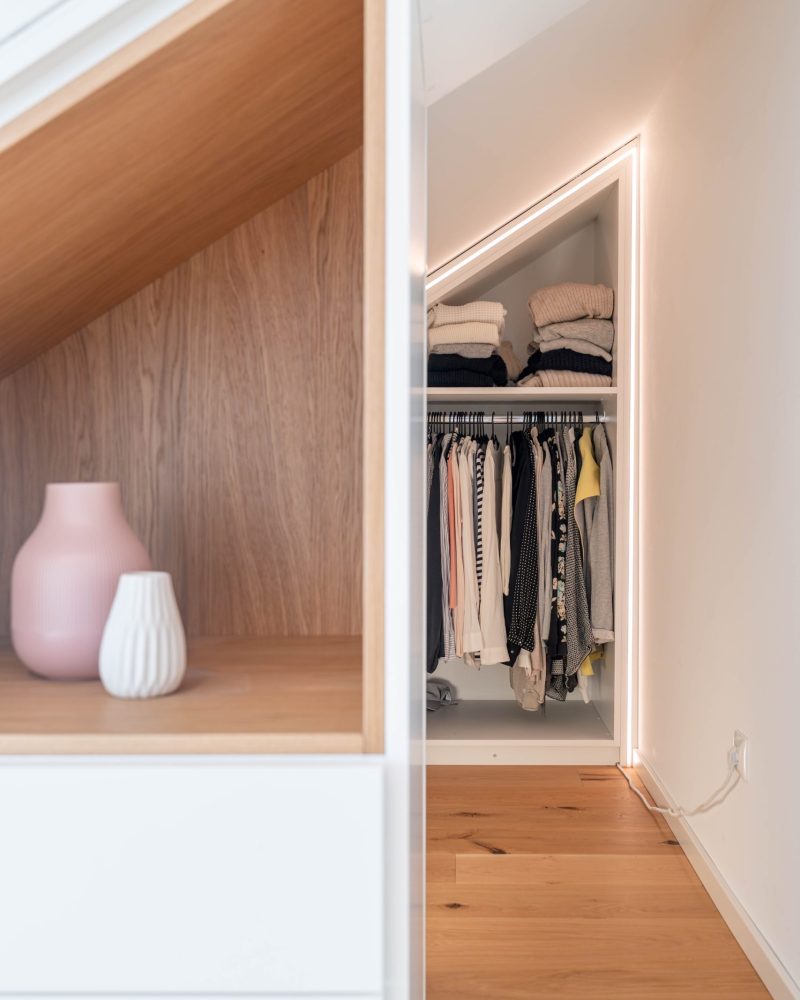 Begehbarer Dachschrägenschrank matt weiss Inlay Eiche LED geöffnete Fronten