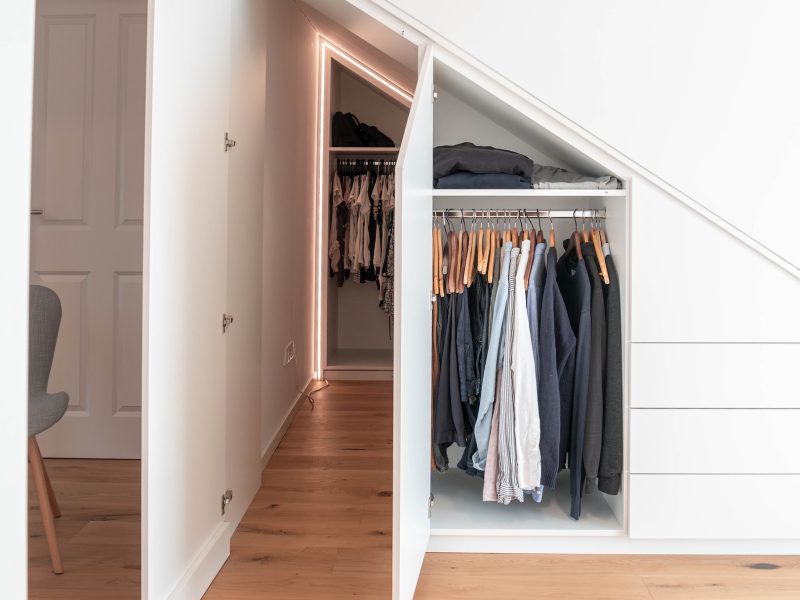 Weißer Dachschrägenschrank begehbar mit geöffneten Fronten