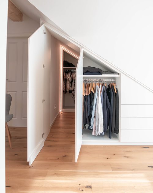 Weißer Dachschrägenschrank begehbar mit geöffneten Fronten