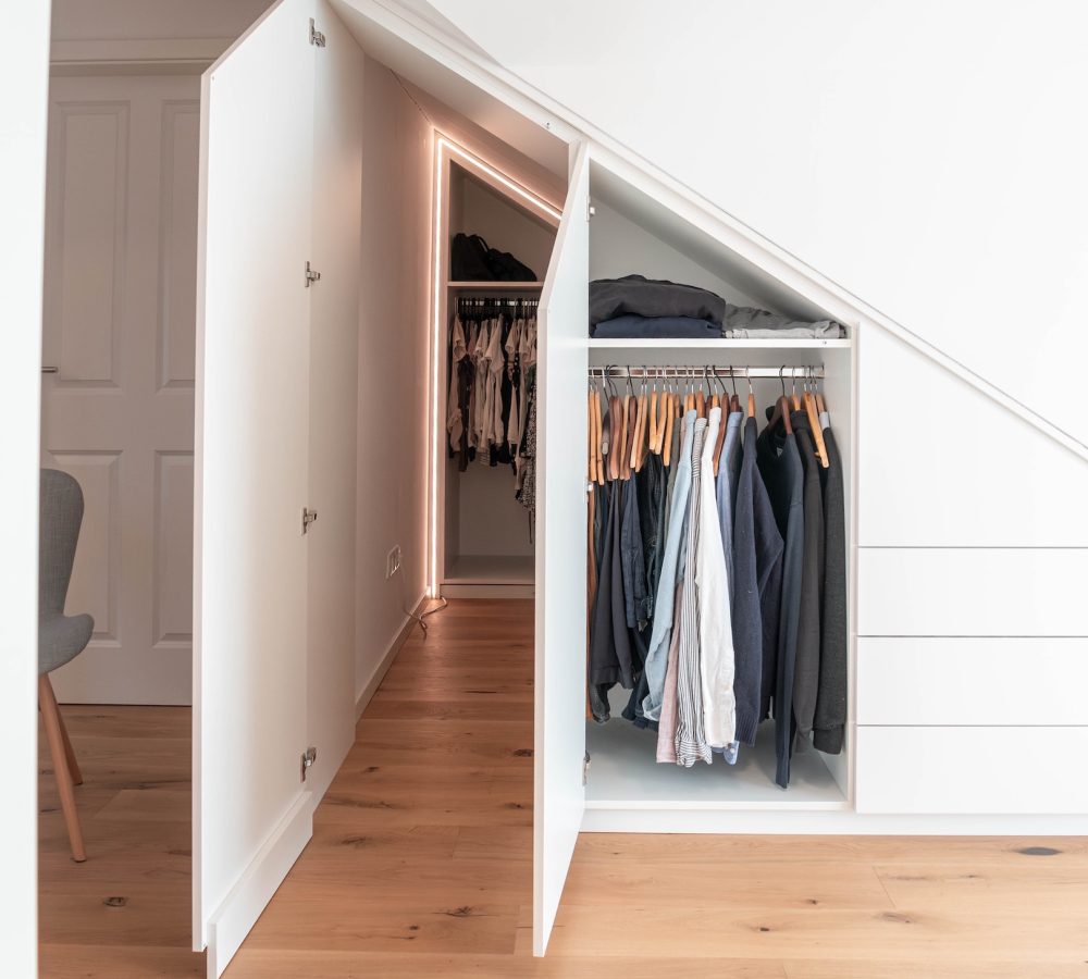 Weißer Dachschrägenschrank begehbar mit geöffneten Fronten