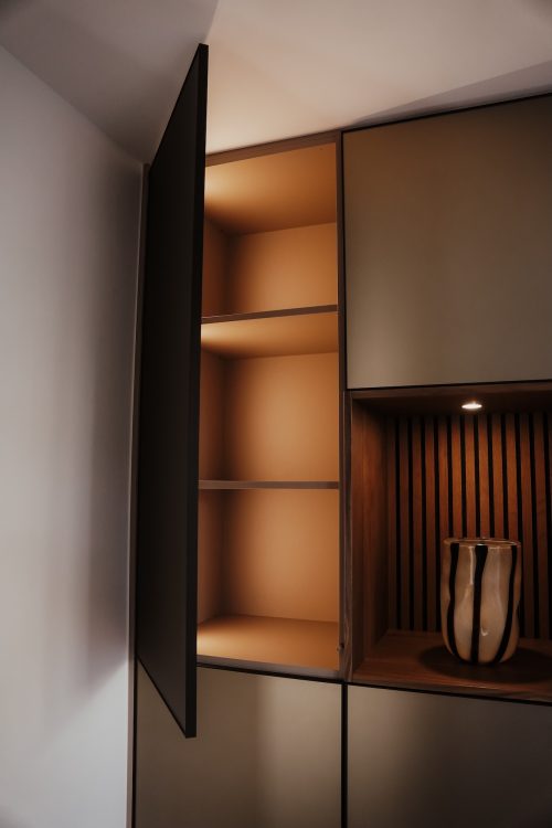 Einbauschrank mit orangenem LED Licht auf der Innenseite