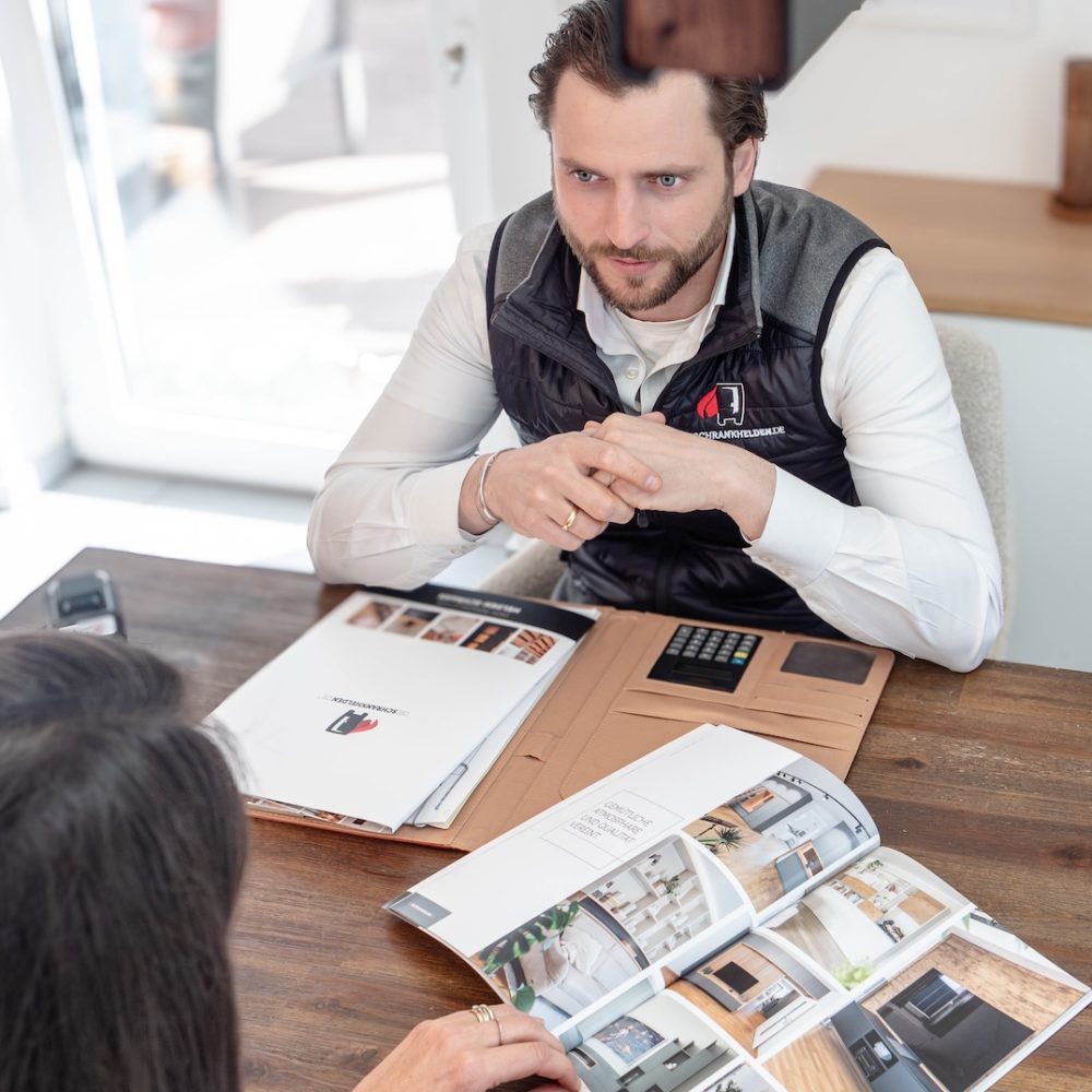 Beratungsgespräch vor Ort beim Kunden - die Schrankhelden
