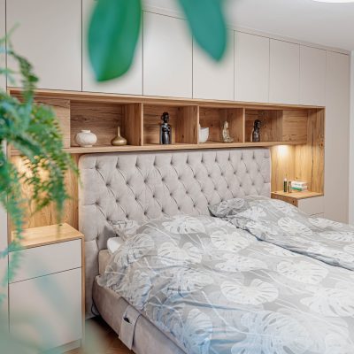 Schlafzimmerschrank Betthinterbau Champagner Inlay Wildeiche LED Spots