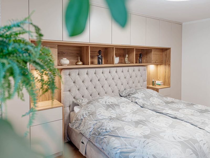 Schlafzimmerschrank Betthinterbau Champagner Inlay Wildeiche LED Spots