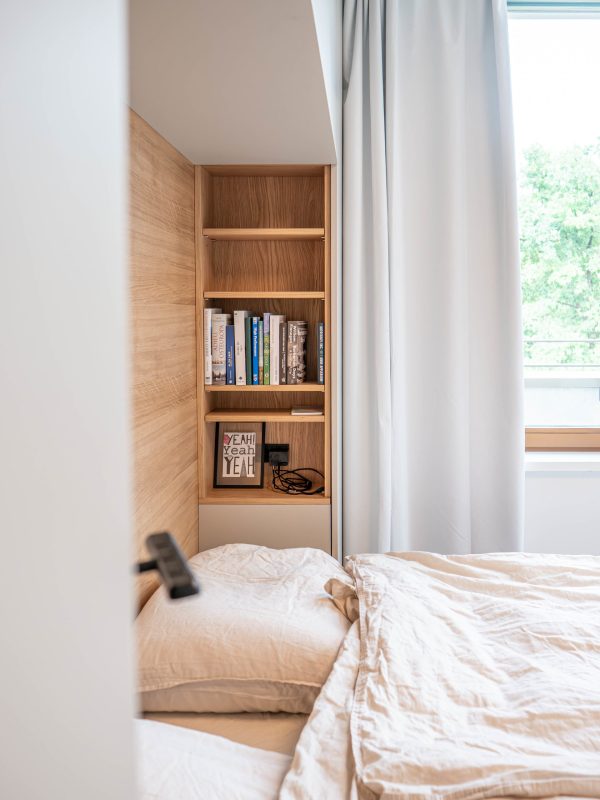 Bettumbau beige Eiche integriertes REgal