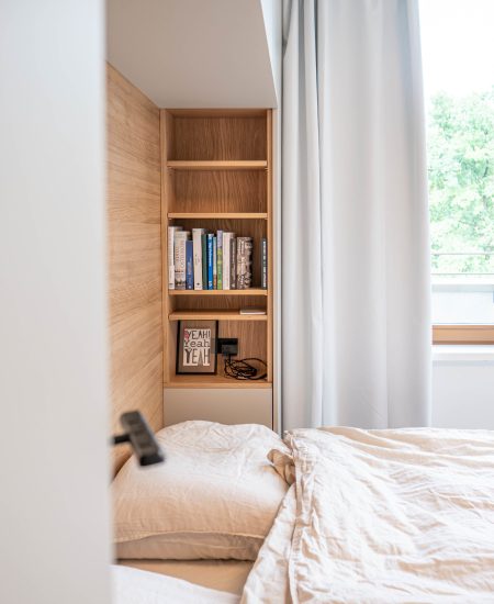 Bettumbau beige Eiche integriertes REgal