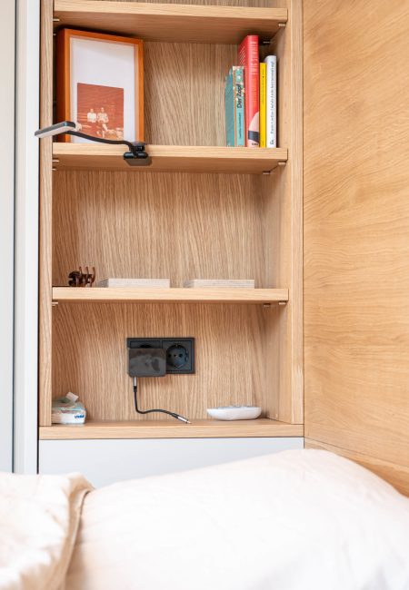 Bettumbau Eichenregal integriert