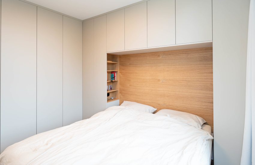 Bettumbau als Kleiderschrank in beige