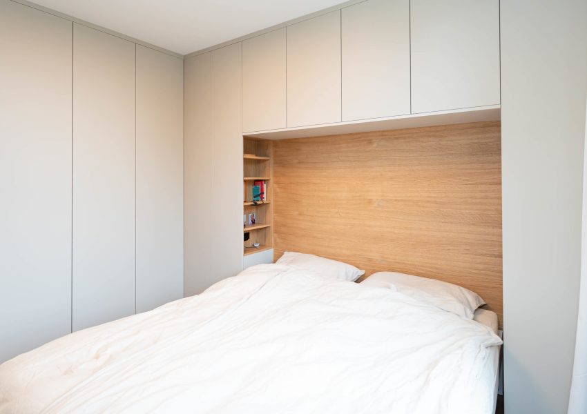 Bettumbau als Kleiderschrank in beige