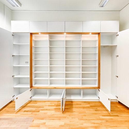 Einbauschrank weiß geöffnete Fronten mit innenliegendem Regalsystem