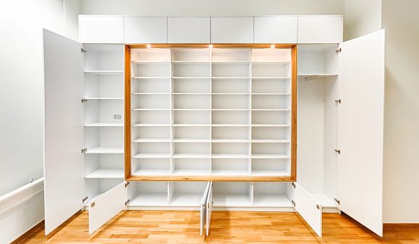 Einbauschrank weiß geöffnete Fronten mit innenliegendem Regalsystem