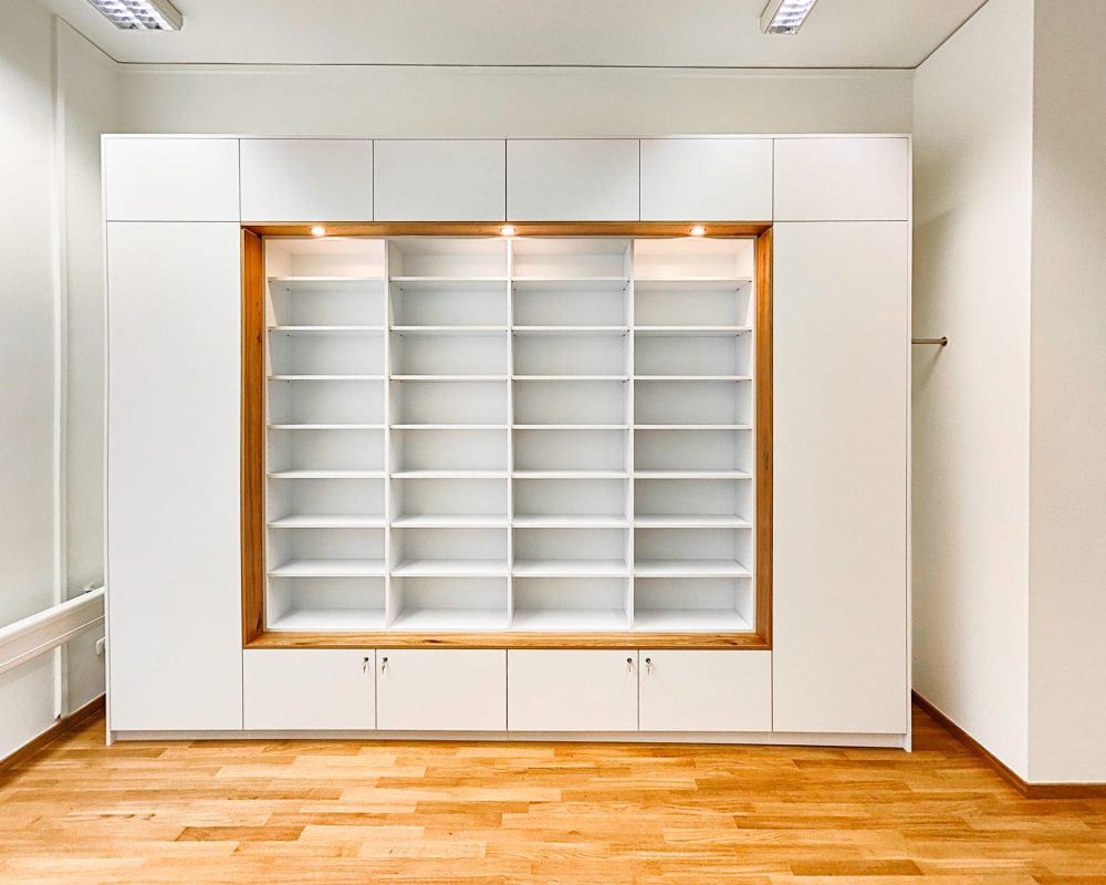 Einbauschrank weiß mit innenliegendem Regalsystem