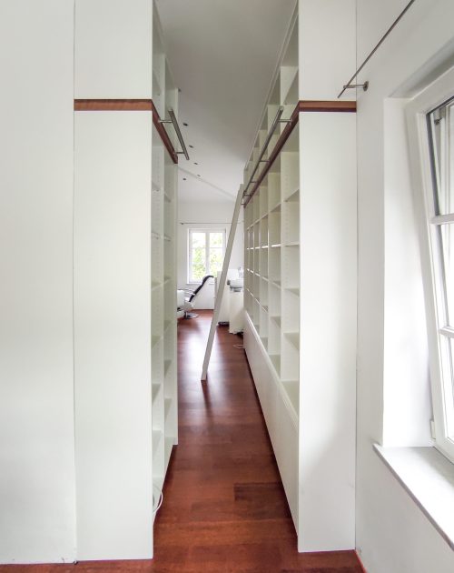 Bibliotheksschrank Matt Weiß mit Leiter Gang