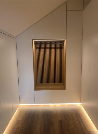 Dachschrägenschrank weiß mit Sitznische und LED