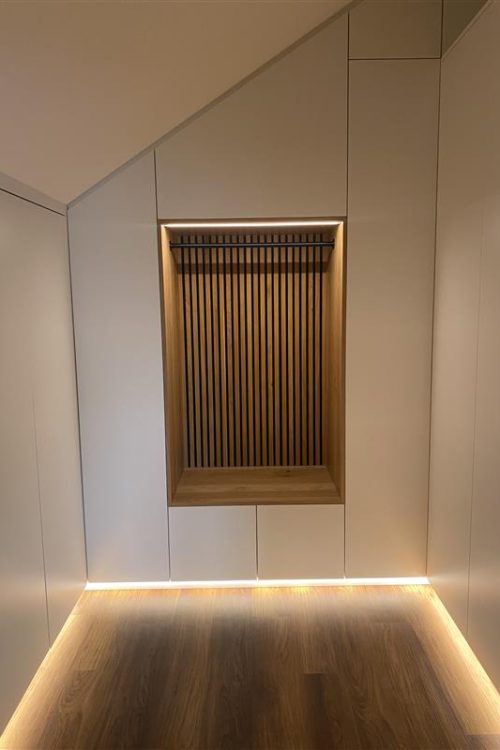 Dachschrägenschrank weiß mit Sitznische und LED