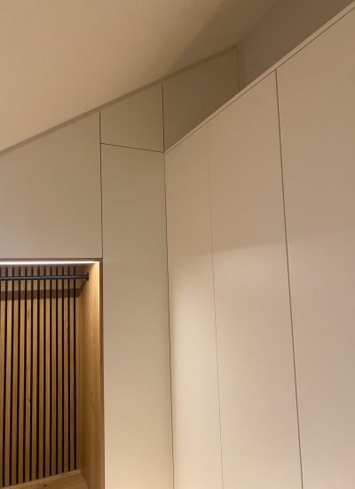 Dachschrägenschrank matt weiß eingepasst in die Dachschräge
