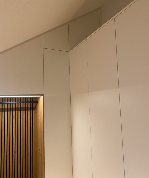 Dachschrägenschrank matt weiß eingepasst in die Dachschräge