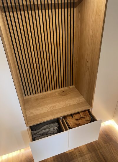 Dachschrägenschrank mit Sitznische und tiefen Schubladen