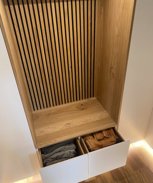 Dachschrägenschrank mit Sitznische und tiefen Schubladen Dachschrägenschrank mit Sitznische und tiefen Schubladen