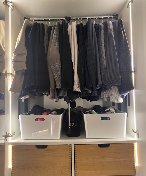 Dachschrägenschrank weiß matt mit innenliegendem LED Dachschrägenschrank weiß matt mit innenliegendem LED