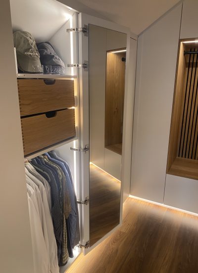 Dachschrägenschrank geöffnete Fronten mit innenliegendem Spiegel