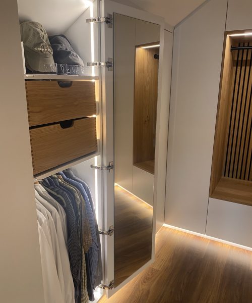 Dachschrägenschrank geöffnete Fronten mit innenliegendem Spiegel