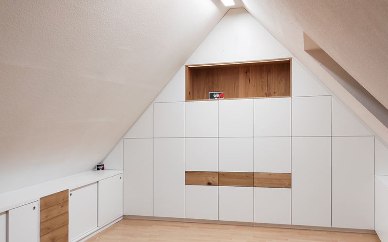 Blogbeitragsbild Büro unter Dachschrägen